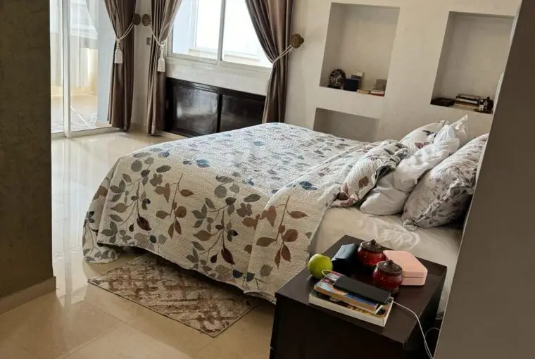 Acheter appartement entièrement rénové vendre , 3 façades islane hay Mohamadi Agadir Trois chambres à coucher Deux salons Cuisine Deux sdb Balcon sur tout l'appartement Plus place au parking Superficie 160m2